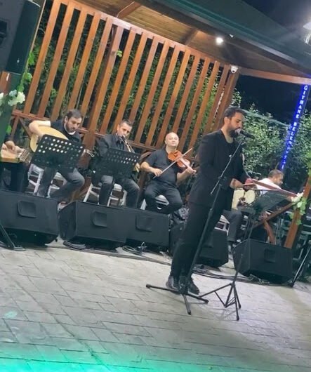 İlahi grubu ile dini düğün sahnesi